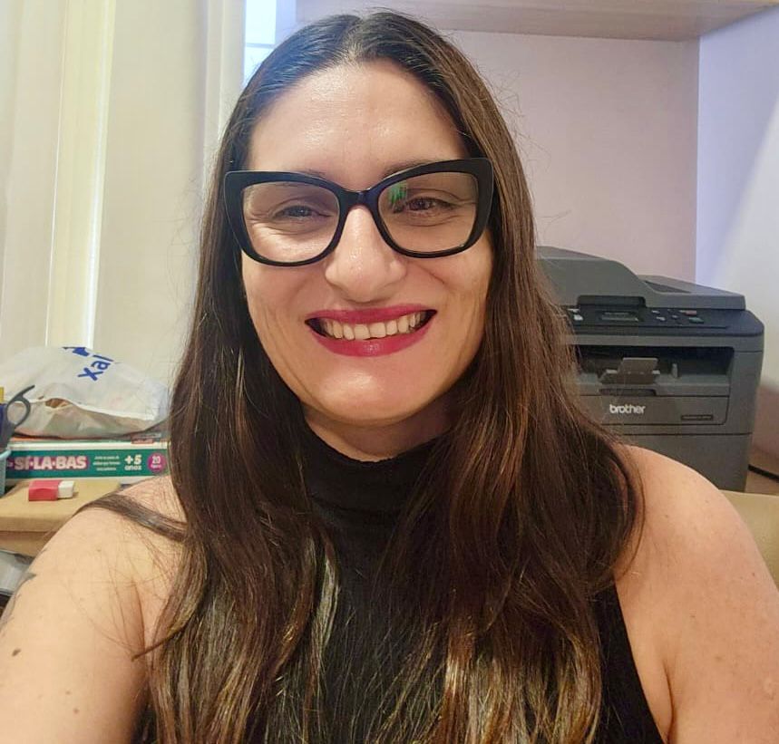 Retrato de Renata Allan, psicopedagoga clínica e psicanalista, com sorriso acolhedor