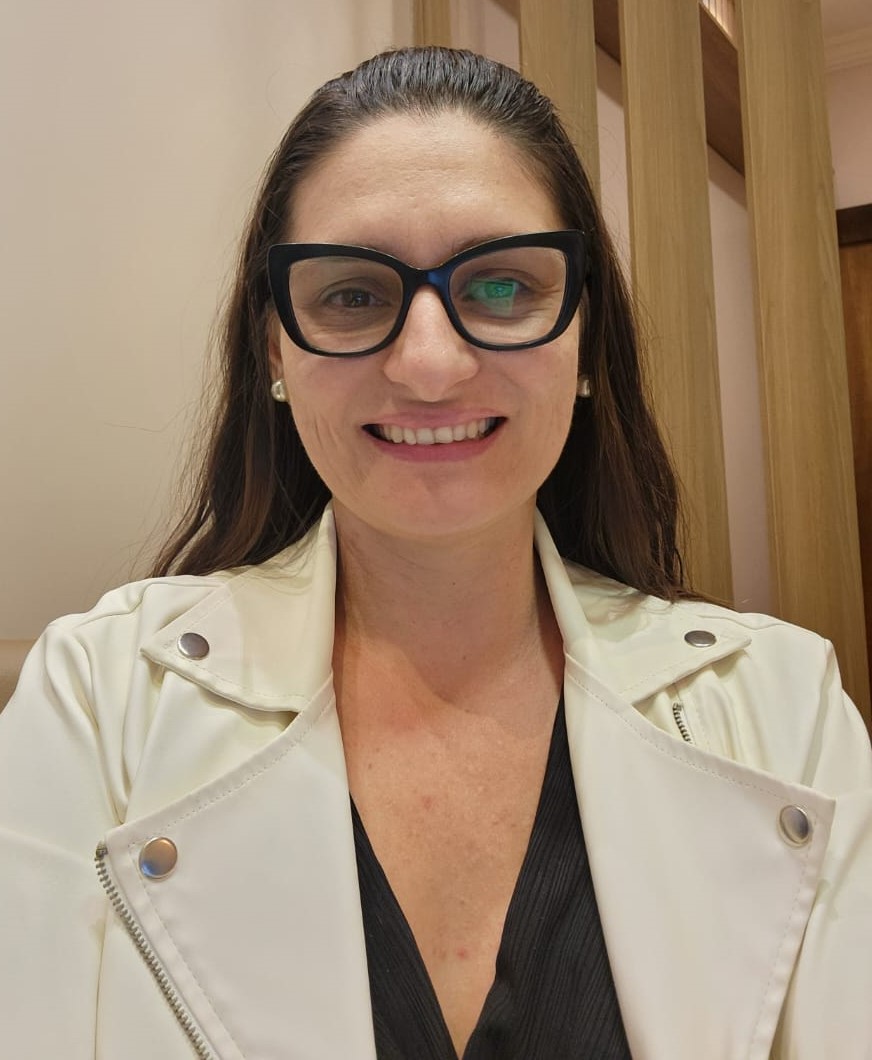Retrato de Renata Allan, psicopedagoga, sorrindo