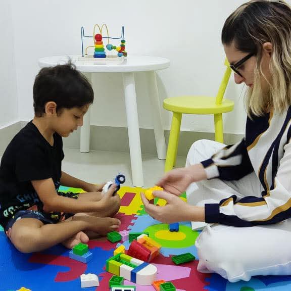 Renata Allan, psicopedagoga, em um atendimento com materiais educativos